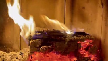 Büyüleyici alevler, sıcak bir şöminede yanan odunların üzerinde dans ederek odayı dolduran samimi bir ortam yaratıyor.