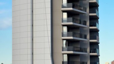 Bu etkileyici yüksek bina çarpıcı, zarif mimari ve ferah balkonlara sahip.