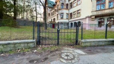 Güzel tasarlanmış bir kapı, yemyeşil ve çarpıcı doğanın arasına yerleştirilmiş büyüleyici bir malikaneye götürür.