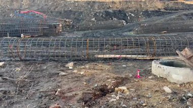 Çelik çubuklar, güçlü temeller ve sağlam yapılar için gerekli olan bir inşaat alanında düzenlenir.