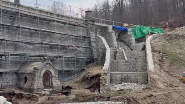 Tarihi bir taş yapıdaki inşaat ilerlemesi, sürmekte olan restorasyon ve yenileme çalışmalarının altını çiziyor