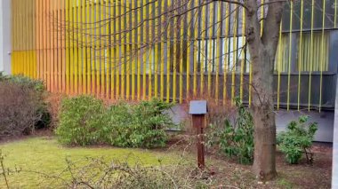 Modern mimarinin canlı bir karışımı ve yemyeşil manzaralar eşsiz bir şehir ortamında güzel bir şekilde yakalandı.