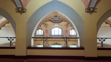 Nefis ve zarif bir iç mekan. El yapımı kemerler ve karmaşık duvar tasarımları.