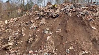 İnşaat ve yıkım alanında önemli ve büyük bir moloz yığını var.