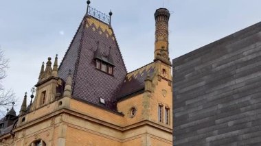 Çeşitli mimari tarzların çarpıcı ve büyüleyici bir karışımı hem tarihi hem de modernliği güzel bir şekilde gözler önüne seriyor.