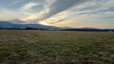 Sakin ve dingin yeşil tepeler, nefes kesen günbatımı gökyüzünün altında, her doğa aşığı için ideal.
