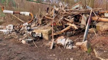 Enkaz ve doğa tarafından ezilmiş eski, unutulmuş bir yapı şimdi tenha ve gizli bir alanda bulunuyor.