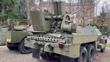 Gelişmiş bir topçu sistemine sahip bir askeri aracın kapsamlı ve detaylı bir görüntüsü.