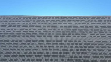 Mimarlar için bir ziyafet olan canlı mavi gökyüzüne karşı desenli modern binaların bu çarpıcı görünümünü takdir ediyorum.