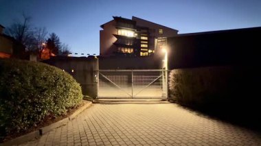 Günbatımında aydınlatılmış, arka planda modern bir bina bulunan, kentsel sahneler için mükemmel bir giriş..