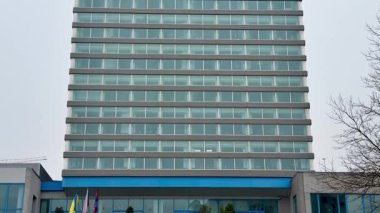 Çağdaş bir otel binası şık cam mimariyi şehir ortamında sergiliyor.