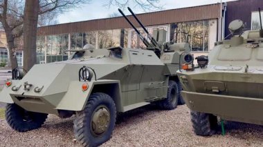 Etkileyici bir zırhlı askeri araç gösterisi çeşitli vintage tasarımlar ve topçu parçaları sergiliyor.