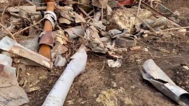 Enkaz, endüstriyel bir olaydan kalan çeşitli kalıntıları sergiliyor, sonuçlarını ve sonuçlarını ortaya koyuyor.