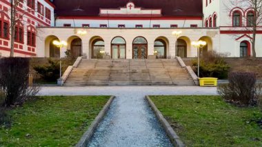 Bu çarpıcı güzellikteki tarihi binayı keşfedin. Büyük adımlar ve güzel manzaralı bahçeler.