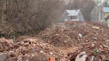 Şehir yenilenmesi ve mevcut çevre sorunlarıyla dolu yoğun bir inşaat sahası