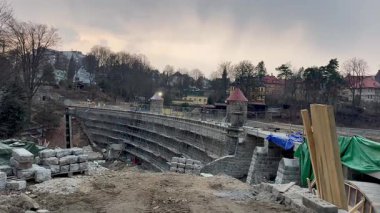 Yeni geliştirilen bir proje için taş yapıları ve çeşitli materyalleri gösteren aktif bir kentsel inşaat alanı