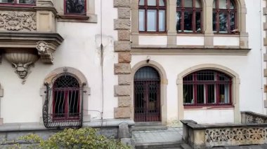 Güzelce işlenmiş bir binanın çarpıcı, karmaşık tasarımı ve zamansız cazibesini gösteriyor.
