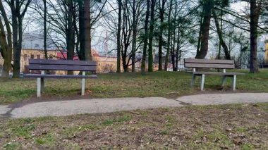 Huzurlu bir park ortamında, iki davetkar bank yan yana oturur, rahatlamayı, düşünmeyi ve farkındalığı teşvik eder.