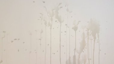 Bu minimalist sanat eseri, temiz, saf beyaz bir arkaplana sıçrayan soyut boyayı görsel olarak tasvir ediyor.