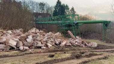 Enkaz ve makinelerin arasında yıkılan bir endüstriyel yapının rahatsız edici bir görüntüsü, yıkımın hikayesini anlatıyor.