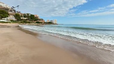 Yumuşak altın kumu, sakin suları ve güzel kıyı manzarası olan sakin bir sahil.