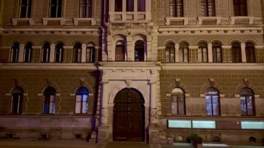 Şaşılacak derecede aydınlatılmış tarihi bir bina klasik mimariyi sergiliyor ve muhteşem bir girişi var.