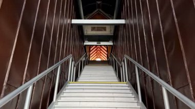 Geometrik olarak tasarlanmış bir yere açılan merdiven manzarası modern mimariyi gözler önüne seriyor..