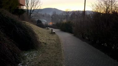 Bu sakin bir patikadır, güzel bir şekilde sarmalanmış, canlı bir doğayla, huzurlu şafak ışığında yakalanmış.