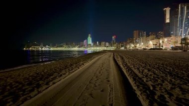 Göz kamaştırıcı bir sahil şehrinin nefes kesici gece manzarasının tadını çıkarın. Güzelce aydınlatılmış ve güzelleştirilmiş.