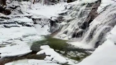 Donmuş şelale ve karlı orman. Doğanın sesi. Yüksek kalite 4k görüntü