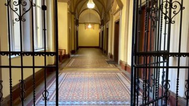 Karmaşık fayanslar ve cazibesini arttıran zarif ışıklandırmayla eski bir koridorun güzelliğini keşfedin.