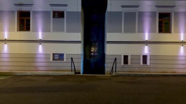 Mavi aksanlı ve çevresel ışıklandırmalı modern bir binanın büyüleyici bir gece fotoğrafı büyüleyici bir hava yaratıyor.