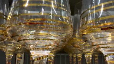 Altın çizgilerle süslenmiş bu zarif cam parçalar akşam yemeği ve özel kutlamalar için mükemmeldir.