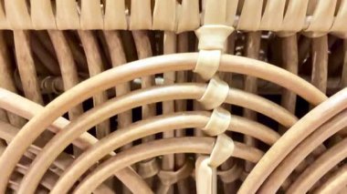 Titizlikle detaylı örülmüş, doğal dokularını güzelce renklendiren rattan deseninin yakın görüntüsü.