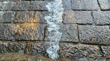 Taş blokların üzerinden akan güzel bir kristal berrak su şelalesi doğal ahenk ve sükunet sergiliyor.