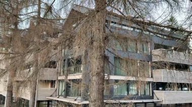 Çevresindeki doğal ortamla uyumlu olarak tasarlanmış şık ve modern bir bina.