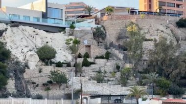 Çağdaş evlerle dolu nefes kesici bir sahil yamacı yemyeşil ve canlı doğal manzaralar arasında geçiyor.