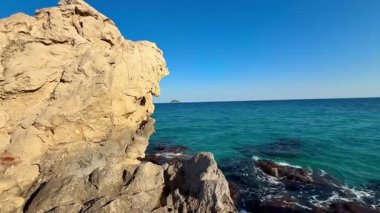 Berrak turkuaz suların ve engebeli kaya oluşumlarının güzelliğini gözler önüne seren çarpıcı bir sahneydi.