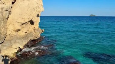 Nefes kesici okyanus sahnelerini tecrübe edin. Muhteşem kayalık kıyıları ve durgun turkuaz suları sergiliyor.