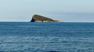 Berrak mavi sulardan sakin bir ada ortaya çıkar, doğa severler ve manzara fotoğrafçılığı için mükemmeldir..