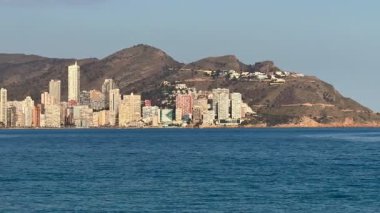 Modern mimariyle süslenmiş canlı bir sahil şehrini ve nefis bir kıyı şeridini gösteren nefes kesici bir manzara.