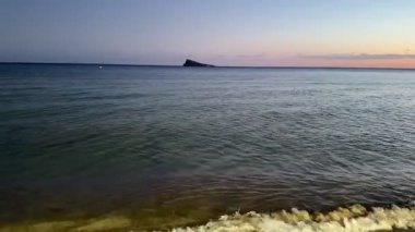 Gün batımında sakin bir denizin nefes kesici manzarasını tecrübe etmek, doğayı sevenler ve rahatlamak isteyenler için idealdir.
