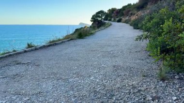 Huzurlu bir sahil şeridi boyunca sakin yürüyüşler ve doğa takdiri için mükemmel bir yol..