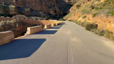 Güzel, sakin bir dağ yolu kayalık kayalıklarla ve canlı yeşilliklerle çevrilidir. Açık hava maceraları için idealdir.