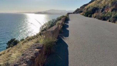 Muhteşem okyanus manzaralı güzel bir sahil yolu ve seyahat ve doğa severler için mükemmel bir ada..