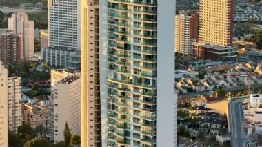 Nefes kesen modern gökdelen manzarası çok güzel bir manzarayla karşılaşıyor.