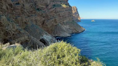 Sakin mavi sularla buluşan nefes kesen uçurumlar doğa meraklıları ve manzara fotoğrafçılığı için mükemmel..