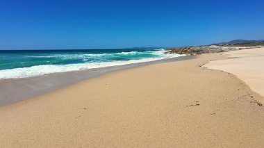 Altın kumlarla, yumuşak dalgalarla ve herkesin zevk alabileceği uçsuz bucaksız mavi gökyüzüyle sakin bir sahil hayal edin.