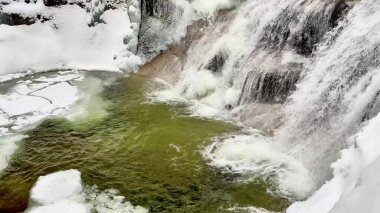 Kış ormanında şelale. Yüksek kalite 4k görüntü