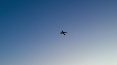 Gösterişli bir uçak, havacılığın zarafetini sergileyerek, güzel mavi bir gökyüzünde zahmetsizce süzülüyor.